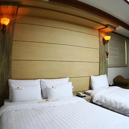 Metro Pol Tourist Hotel Pyeongtaek Bagian luar foto